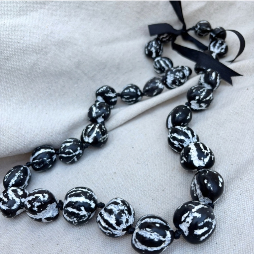 Vintage Hawaiian Black & White Tiger Kukui Nut Lei